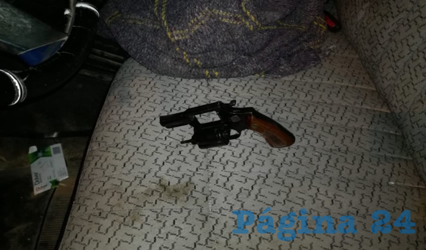 La pistola que llevaban los sujetos en una camioneta Nissan pick up