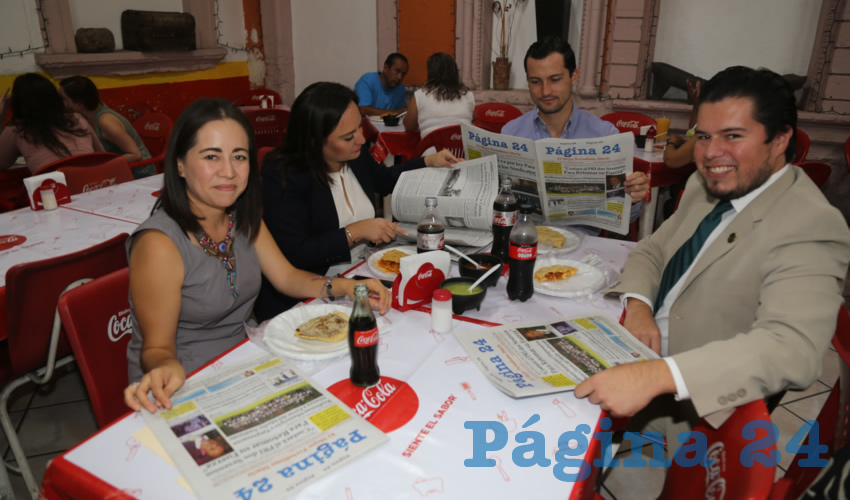 En Gorditas La Merced desayunaron los diputados Sara Trist&aacute;n Medina, Raquel Baccio P&eacute;rez, Enrique Franco Medina y Juan Carlos Rayan Guti&eacute;rrez, secretario general del Congreso del Estado de Aguascalientes