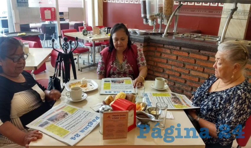 En el restaurante Mitla almorzaron Margarita Hern&aacute;ndez Mu&ntilde;oz, Carmen Flores Tav&aacute;rez y Mar&iacute;a del Rosario Cruz