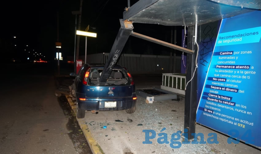 El Chevrolet Corsa fue abandonado en estas condiciones sobre avenida Convención sur, esquina con calle República de Belice