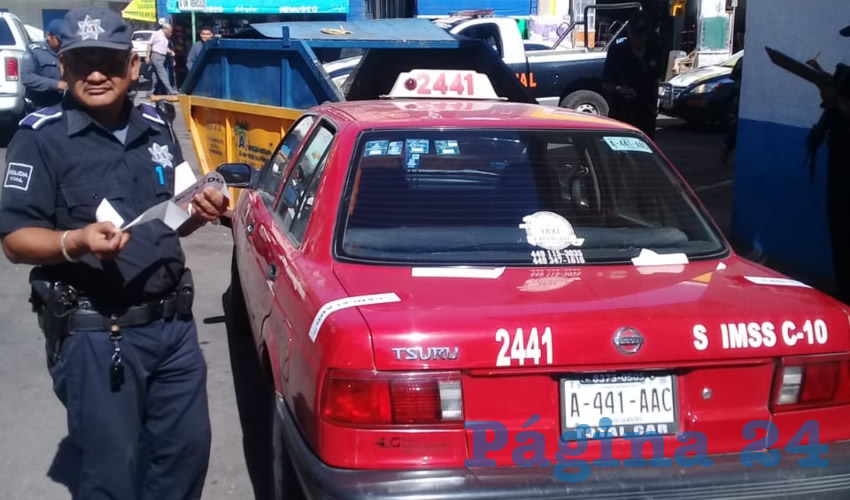 El ruletero Jeremías y su vehículo mal estacionado