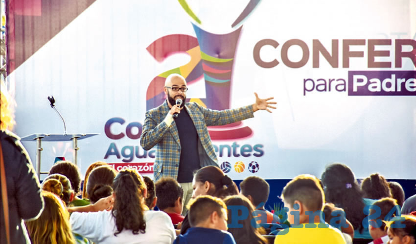 Padres y madres de j&oacute;venes participantes de la Copa Aguascalientes se reunieron para presenciar una conferencia