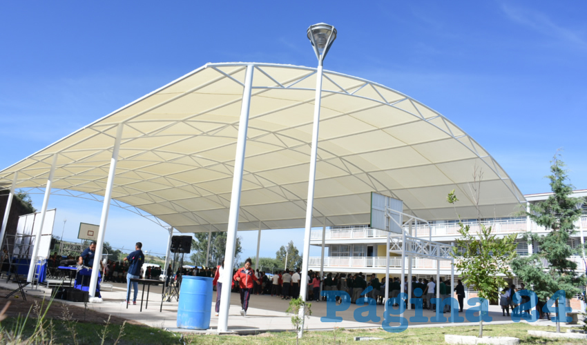Tere Jim&eacute;nez, entreg&oacute; a la comunidad educativa de la Escuela Secundaria General No. 41 Nueva Creaci&oacute;n una velaria para la cancha deportiva