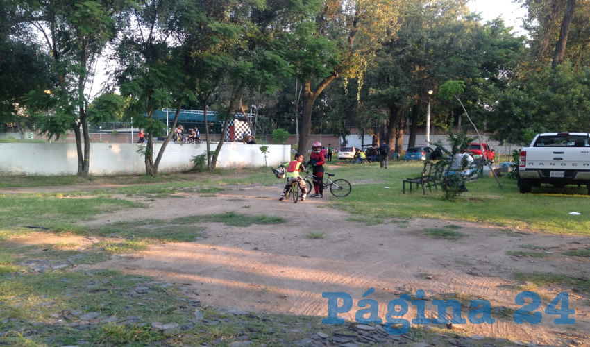 Luego de que un tribunal impidiera al ayuntamiento hacer obras en el Parque San Rafael, simplemente dejaron abandonado todo, algo que causa problemas y genera inseguridad entre quienes habitan en los alrededores de este sitio/Fotos: Francisco Tapia