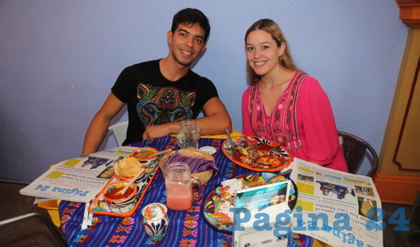 En el Mercadito Gastron&oacute;mico Col&oacute;n almorzaron Fernanda Alatorre y Genaro Rangel Ortiz