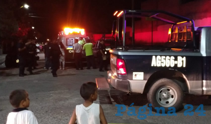 Param&eacute;dicos llevaron al agresor y la v&iacute;ctima al Hospital Hidalgo, en donde se teme que Jos&eacute; Luis pierda la vida 