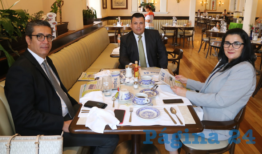 En Sanborns Francia desayunaron Jesús Figueroa Ortega, fiscal general del Estado; Cristian Vega Maldonado y Rocío Franco Villalobos