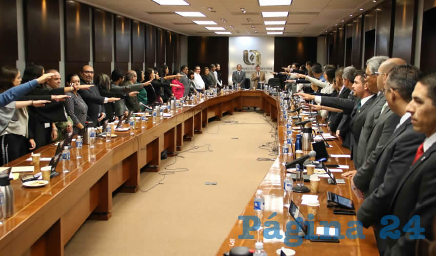 El rector de la UAA, Francisco Javier Avelar Gonz&aacute;lez, tom&oacute; protesta a los nuevos consejeros universitarios
