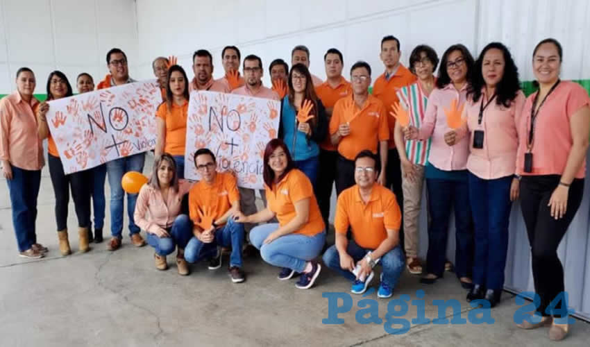 Previo a la doble tunda que le propin&oacute; a su pareja, durante un evento de Liconsa el funcionario federal pos&oacute; para una fotograf&iacute;a sosteniendo un cartel con la frase &ldquo;No + Violencia&rdquo;