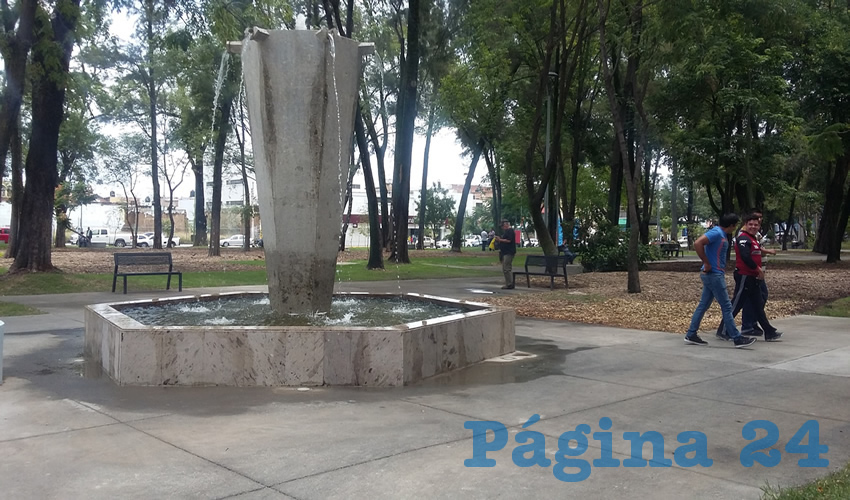 En el Parque Morelos el gobierno tapatío ni siquiera les dejó las bancas originales que distinguían al lugar, además de que la tala de árboles es evidente y los tan presumidos pozos de absorción son ineficientes/Fotos: Francisco Tapia