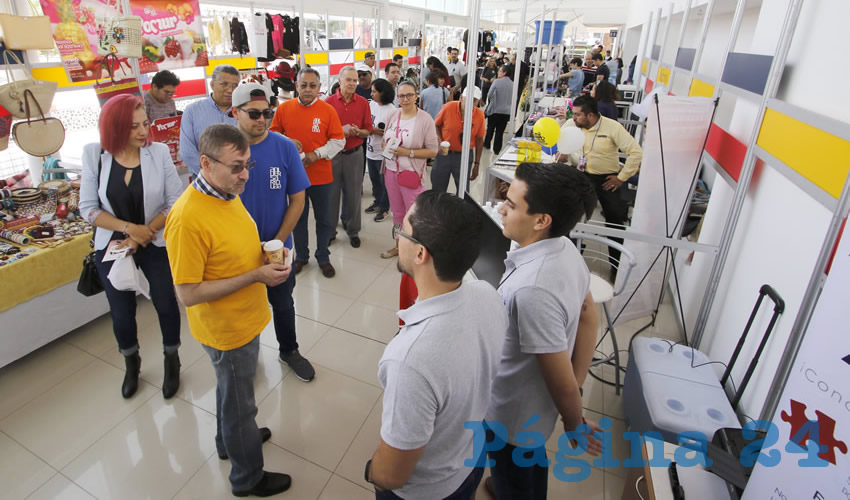 En el marco del 45 aniversario de la Universidad Aut&oacute;noma de Aguascalientes, el rector Francisco Javier Avelar Gonz&aacute;lez, encabez&oacute; el inicio de las actividades de la Feria Universitaria