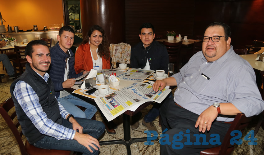 En el restaurante del Hotel Quality Inn desayunaron Salvador Alcalá Durán, secretario técnico del Consejo de la Ciudad de Aguascalientes; Iván Rivera Muñoz, Diana Alonso Robles, Carlos Badillo Morales y Miguel Ángel Nájera, profesor del Tecnológico de Monterrey
