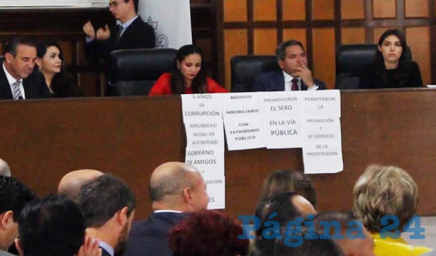 Durante el evento, la regidora priísta María de los Ángeles Arredondo Torres mostró una serie de carteles que acusaban manipulación en becas otorgadas a estudiantes; desdén en los suicidios de policías, así como asuntos no menores