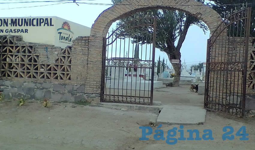 Ahora no se puede dejar ni un recuerdo en la tumba del ser querido, porque hasta eso se roban los rateros, esto porque la policía municipal no patrulla por la zona del cementerio, criticaron habitantes de esta zona de Tonalá/Fotos: Francisco Tapia