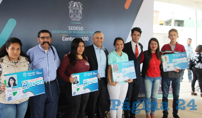 Entregaron 200 tarjetas de descuento en el transporte público a estudiantes, con la finalidad de apoyarlos en el traslado de su casa a la institución educativa