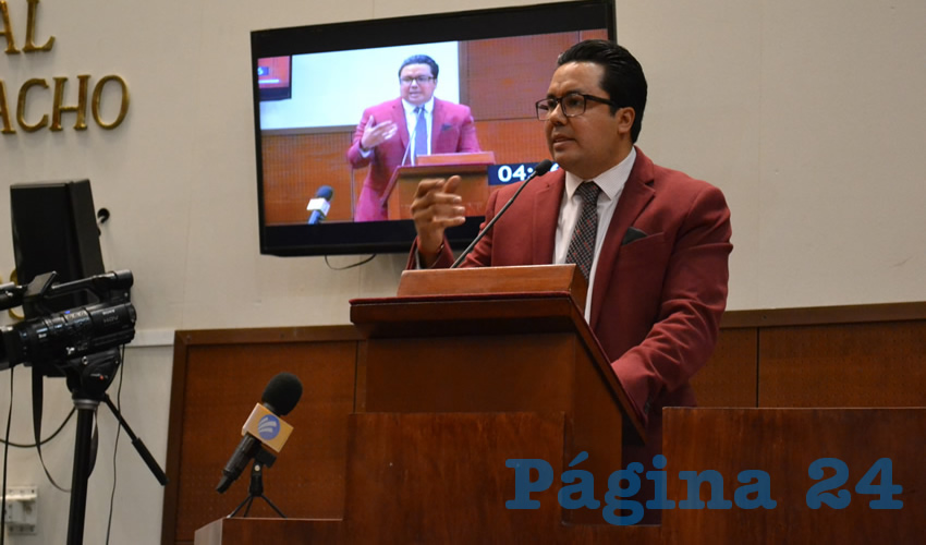 Omar Carrera Pérez, diputado local por Movimiento de Regeneración Nacional (Morena) exigió en la tribuna del Congreso del Estado, que Felipe Ramírez Chávez, líder estatal del Partido Revolucionario Institucional (PRI, de una disculpa pública a la diputada local María Navidad Rayas Ochoa (Foto Merari Martínez Castro)