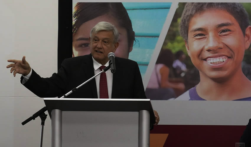 Ciudad de México.- Andrés Manuel López Obrador, presidente electo de México, presentó el programa Jóvenes Construyendo el Futuro (Foto: Saúl López/ Cuartoscuro)