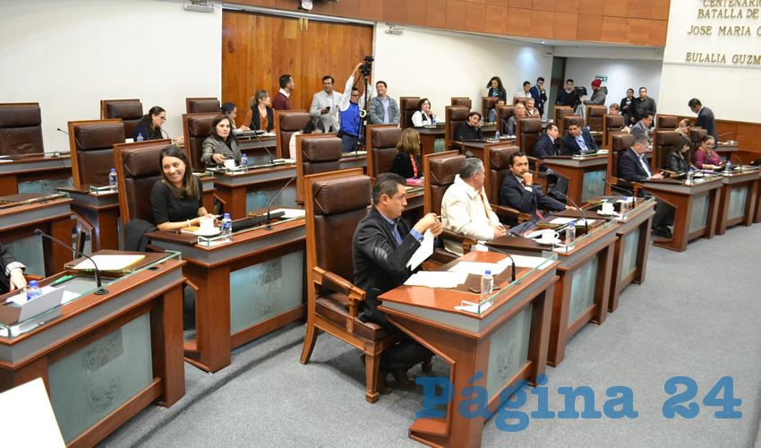 Ahora abandona el PRI y se adhiere a Panal, con la finalidad de poder crear un grupo parlamentario en el Congreso del Estado, ya que únicamente este partido político contaba con un diputado, Sorralla Bañuelos de la Torre (Foto Merari Martínez Castro)
