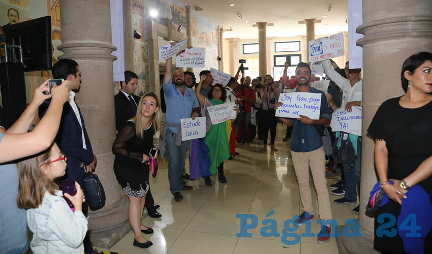 Manifestaci&oacute;n en el Congreso del Estado (Foto: Eddylberto Lu&eacute;vano Santill&aacute;n)