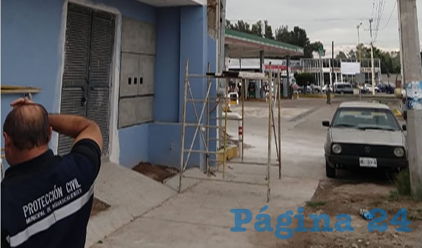 El trabajador pintaba la fachada de un motel