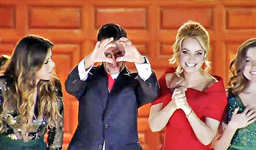 Mientras el presidente Enrique Pe&ntilde;a Nieto encabezada desde el balc&oacute;n principal su &uacute;ltimo desfile militar, en su cuenta de Instagram apareci&oacute; en una historia un emoji de unas manos formando un coraz&oacute;n (Foto: Especial)
