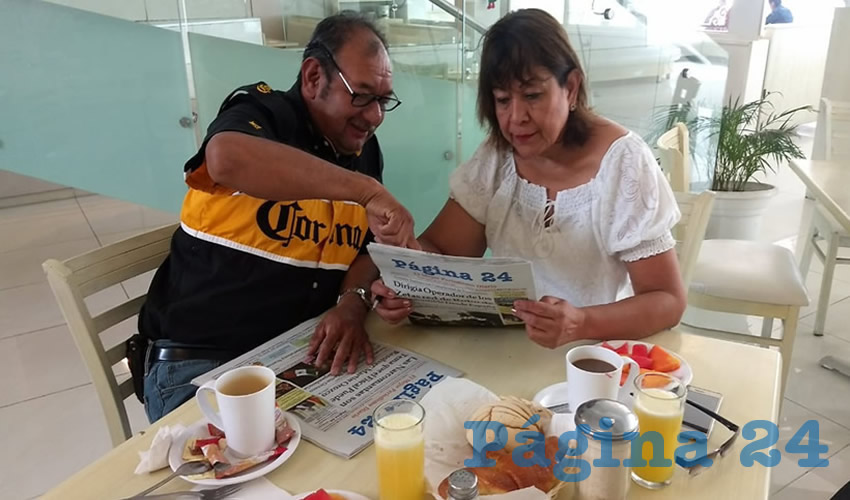 En el restaurante Del Centro desayunaron Pedro Checón y Rocío Gutiérrez, visitantes de Guanajuato