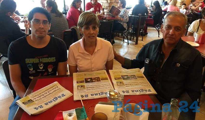 Cristian Casta, Claudia Rodríguez y Jesús Pérez, visitantes de Torreón, almorzaron en el restaurante Las Antorchas