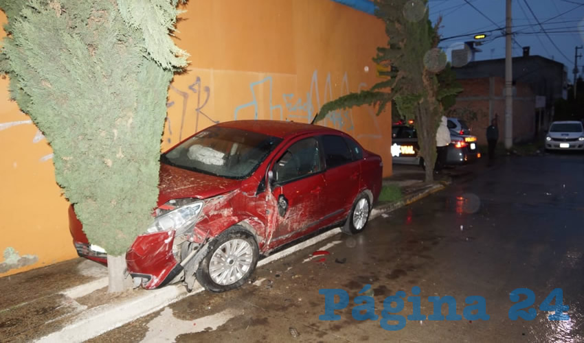 Así quedó el automóvil que manejaba un sujeto hasta el momento desconocido