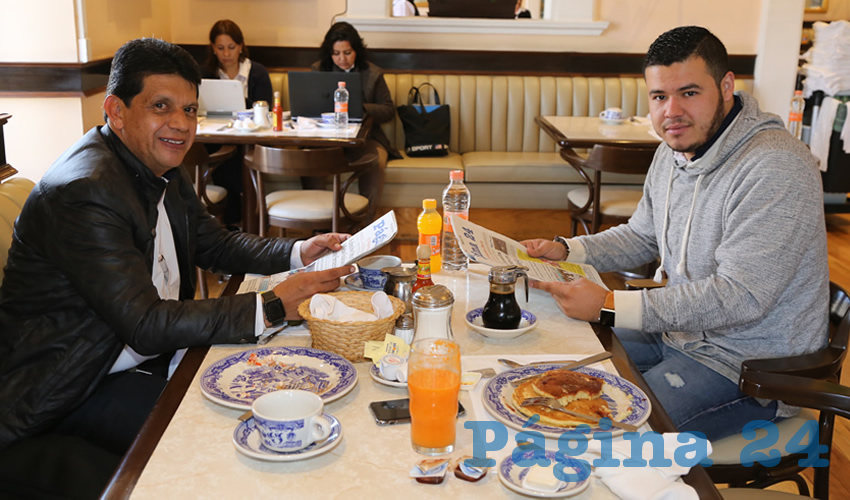 Marco Antonio Licón Dávila, secretario de Obras Públicas del Municipio de Aguascalientes; y Adrián Alejandro Ramírez Muñoz desayunaron en Sanborns Francia