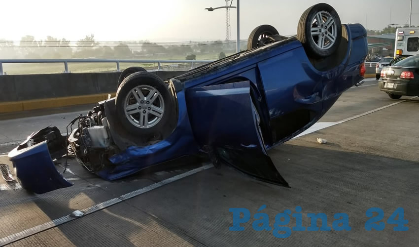 El vehículo Dodge Avenger azul, quedó volcado sobre su toldo