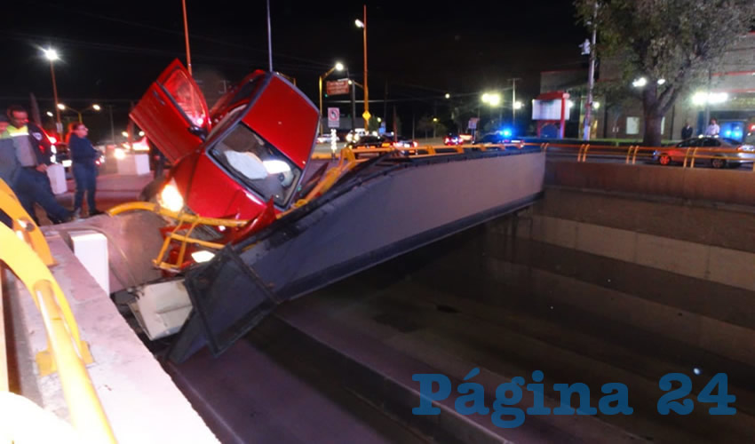 El Dodge Caliber se estamp&oacute; brutalmente contra el barandal de contenci&oacute;n, en el cruce de las avenidas Universidad y Aguascalientes norte