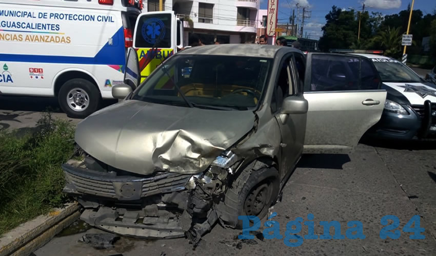 Un padre y sus dos hijos tripulaban este auto Nissan Tiida