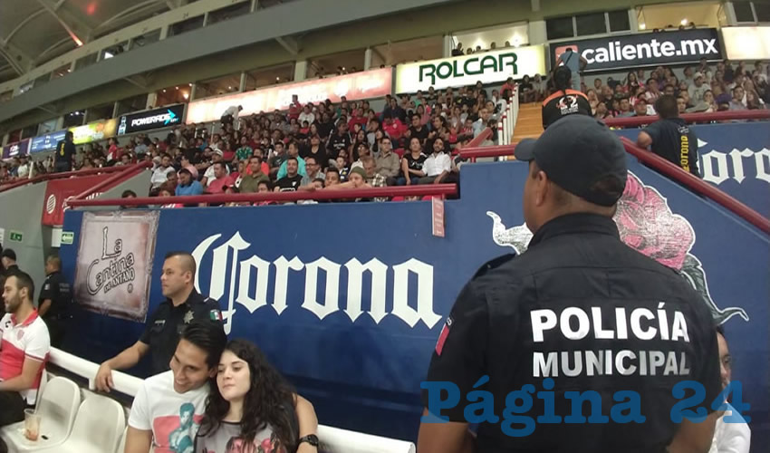 Un leon&eacute;s da&ntilde;&oacute; una patrulla de la Polic&iacute;a Vial y cuatro necaxistas cometieron faltas administrativas