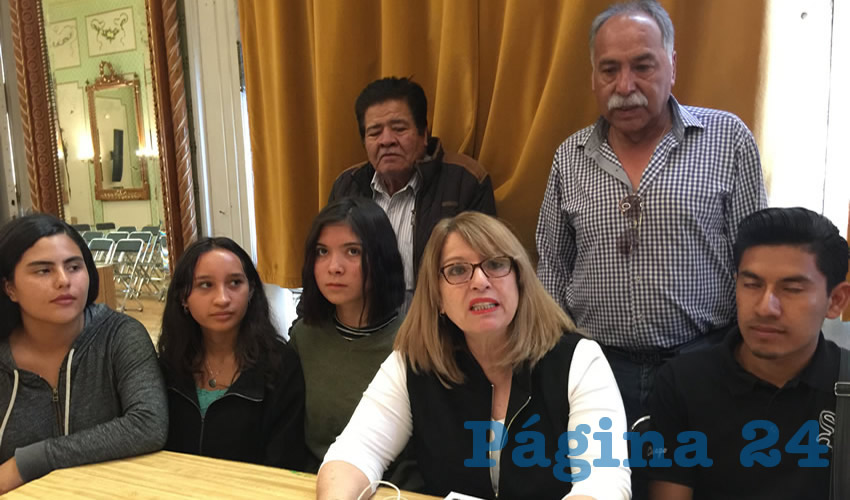 La docente universitaria Laura Rodríguez Cervantes, condena que se repitieron los hechos ocurridos durante el gobierno genocida de Gustavo Díaz Ordaz, quien ordenó la matanza de los estudiantes que exigieron la libertad de presos políticos y desalojo de granaderos que atacaron a los manifestantes (Foto Cristo González)