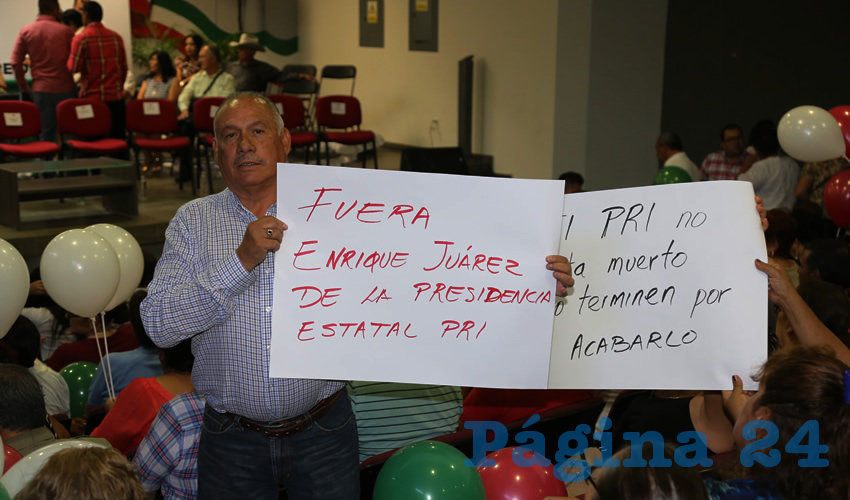Los priístas, además de abuchear a Enrique Juárez, portaban cartulinas exigiendo su renuncia