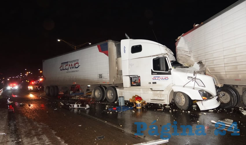 Un tractocamión se fue a estrellar contra la caja de otro tráiler, en el puente situado cerca de la empresa Jatco