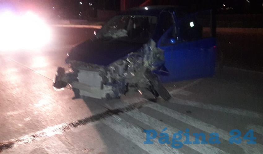El peligroso conductor abandon&oacute; el destrozado auto Nissan March 