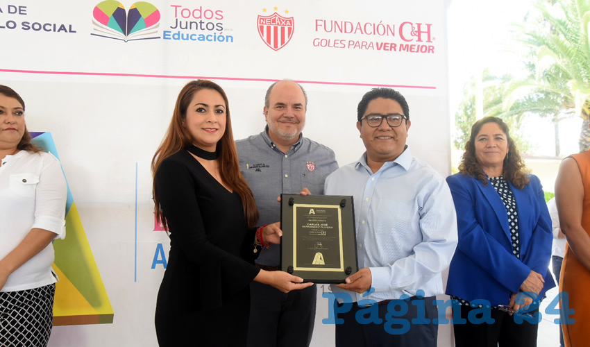 La alcaldesa de Aguascalientes, Tere Jim&eacute;nez, encabez&oacute; la entrega de lentes del programa Goles Para ver Mejor