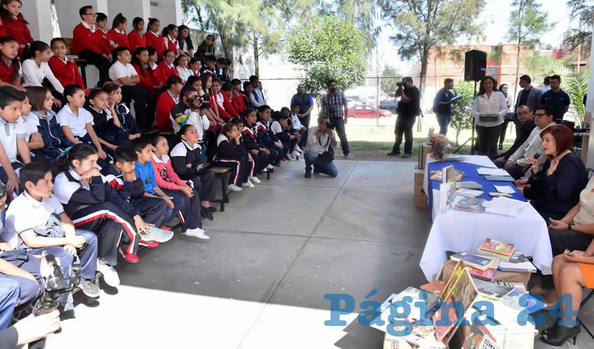Con la representación del gobernador del Estado, Martín Orozco Sandoval, la directora general del ICA encabezó la entrega del acervo bibliográfico a la biblioteca José María Morelos y Pavón
