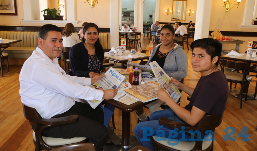 En Sanborns Francia almorzaron Pedro Pérez Gómez, dirigente de Antorcha Campesina; Diana Karina Vázquez López, Alejandra Rodríguez Romo y Óscar Vázquez Vicente