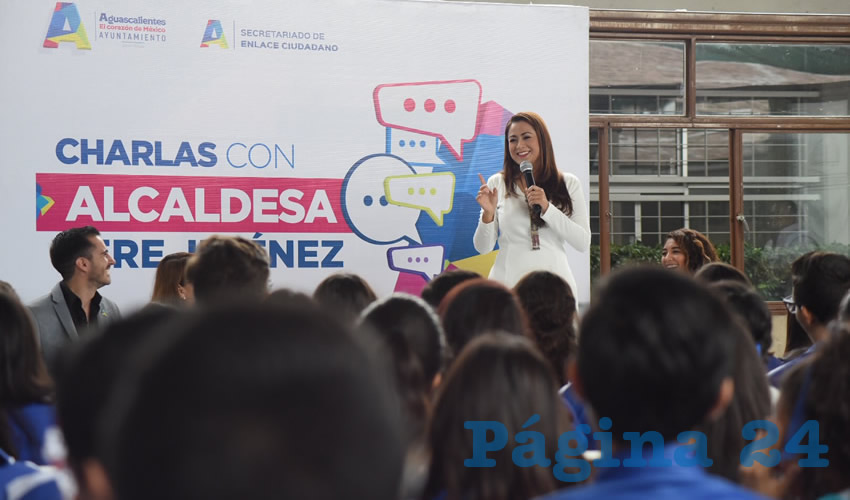 La alcaldesa de Aguascalientes, Tere Jim&eacute;nez, sigue visitando diversas instituciones de la ciudad, en las que convive con j&oacute;venes estudiantes
