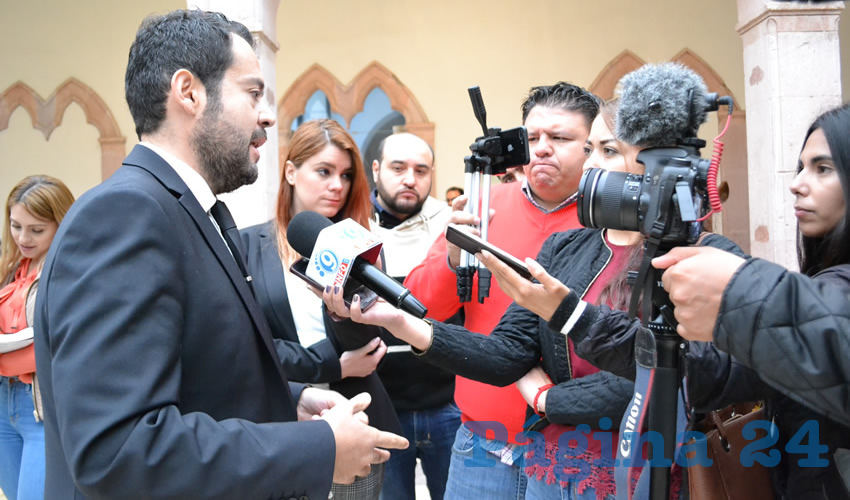 Ulises Mejía Haro, presidente municipal de Zacatecas, dio a conocer que se estuvo revisándolas clausulas estipuladas en el contrato, en las cuales, dijo, no estar en total de acuerdo, y señaló que era un contrato de 222 millones de pesos, el que se le otorgaba a una empresa durante nueve años (Foto Merari Martínez)