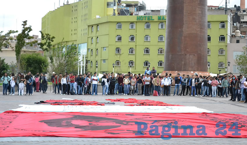 Como cada año, estudiantes de la escuela normal rural General Matías Ramos Santis, de San Marcos, Loreto, Zacatecas, realizaron una marcha para recordar la masacre de estudiantes en Tlatelolco, a 50 años de esta matanza en la Ciudad de México (Fotos Merari Martínez)