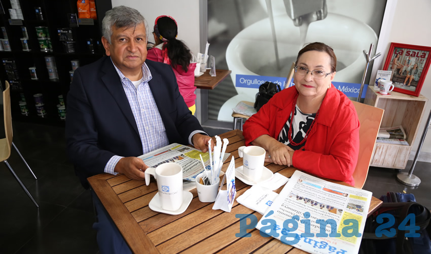 En Café Punta del Cielo departieron Gilberto Carlos Ornelas y Carmen Conas Medina, consultora de política social