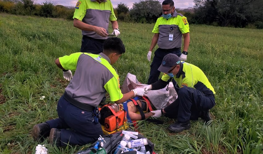 Paramédicos le brindan los primeros auxilios a la víctima, previo a ser trasladado en helicóptero a un hospital de la capital del estado