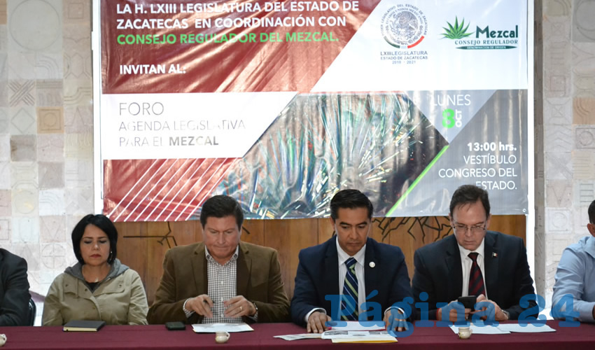 En el Vestíbulo del Congreso del Estado, se llevó a cabo la realización del Foro Agenda Legislativa para el Mezcal (Foto Merari Martínez Castro)