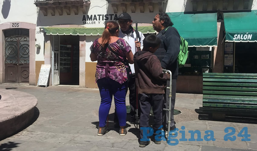 Fuera del Centro Histórico, también se pueden encontrar pidiendo limosna en cruceros y centros comerciales, e incluso en los camiones urbanos (Foto Cristo González)