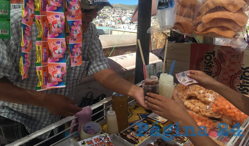 Las autoridades educativas reconocen que no se ha podido erradicar esta venta, lo que incrementa el número de casos de niños y jóvenes con obesidad, sobrepeso o desnutrición, pero poco o nada les importa (Foto Cristo González)