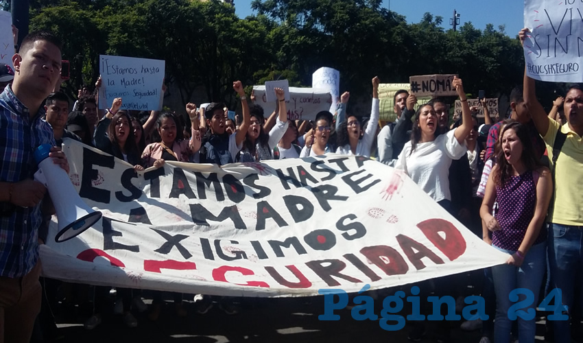 Hartos de la indolencia del gobierno, los estudiantes tomaron las calles del centro, hasta llegar al corazón de la ciudad para levantar sus demandas/Fotos: Francisco Tapia