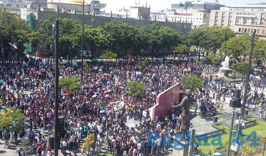 En un momento dado de la protesta entregaron un pliego petitorio a las autoridades, para que de una vez por todas se implementen programas de seguridad pública y cruceros seguros para que no mueran más estudiantes a manos de rateros o de vacunos